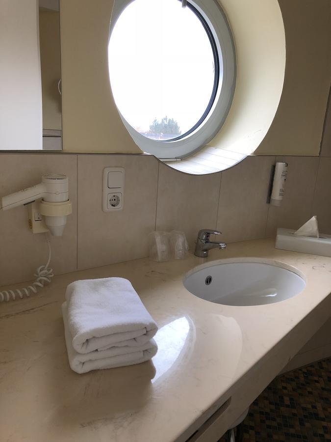 Nordseehotel Benser Hof Am Hafen Бензерзиль Экстерьер фото